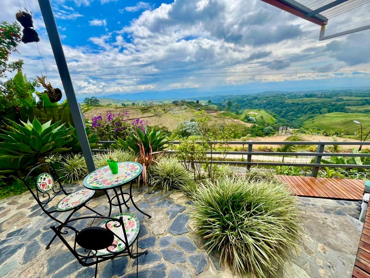 Terraza jardín con vista a las colinas del café